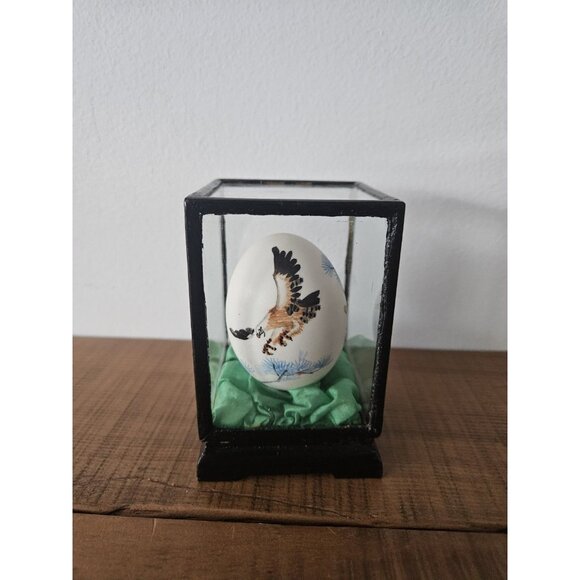 Vintage Hand-Painted Eggshell Featuring An Eagle Encased In A Glass Display - Picture 1 of 7